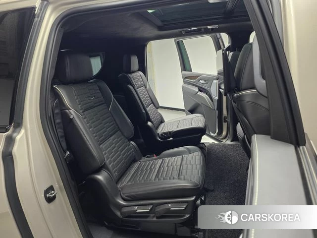 Cadillac Escalade 5th Generation 2023 Серебристо-серый из Кореи, фото 3