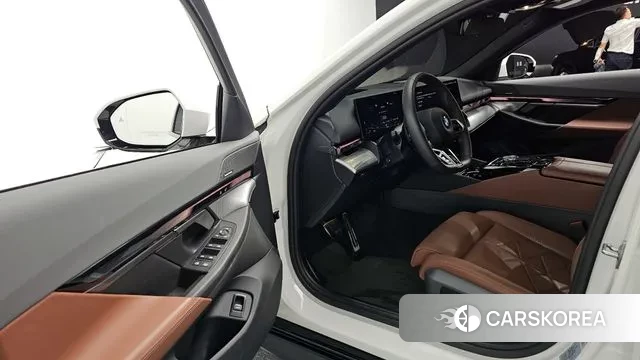 BMW 5 Series (G60) 2024 Белый из Кореи, фото 3