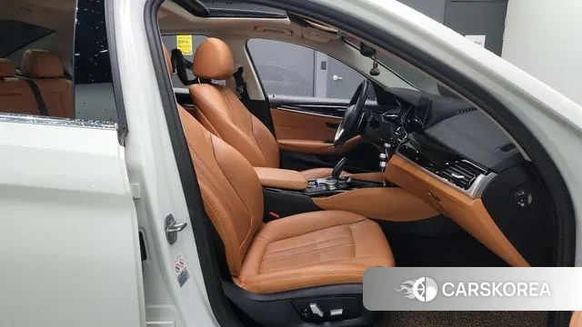 BMW 5 Series (G30) 2018 Белый из Кореи, фото 3