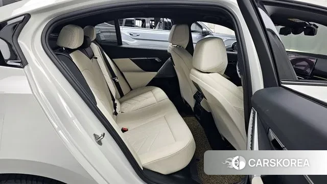 BMW 5 Series (G60) 2024 Белый из Кореи, фото 3