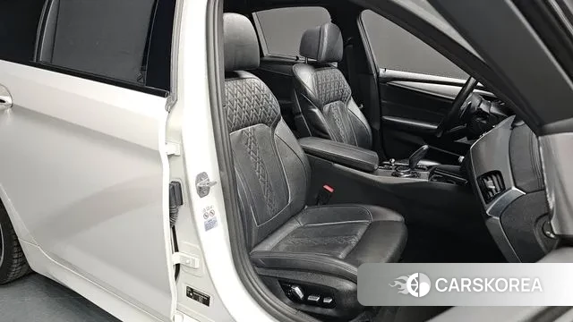 BMW 5 Series (G30) 2018 Белый из Кореи, фото 3