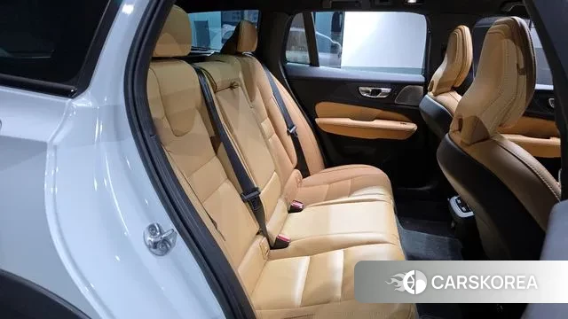 Volvo V60 Cross-Country 2nd Generation 2023 Белый из Кореи, фото 3