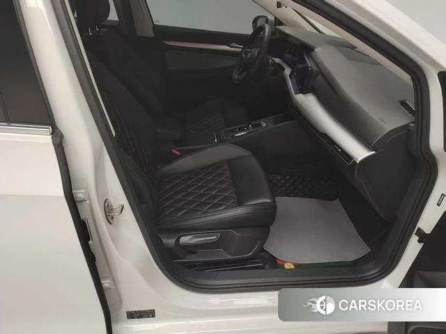Volkswagen Golf 2024 Белый из Китая, фото 3