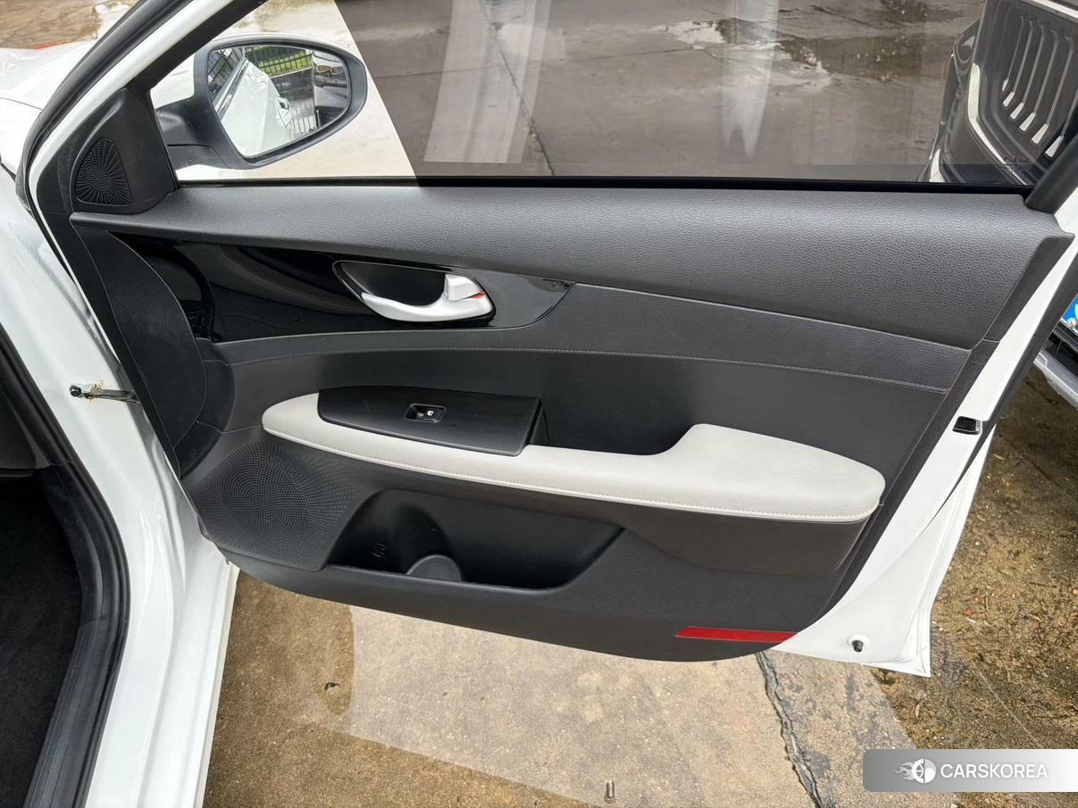 Kia K3 2023 Белый из Китая, фото 3