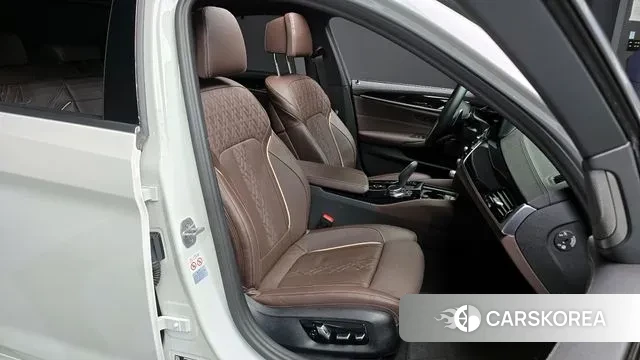 BMW 5 Series (G30) 2023 Белый из Кореи, фото 3