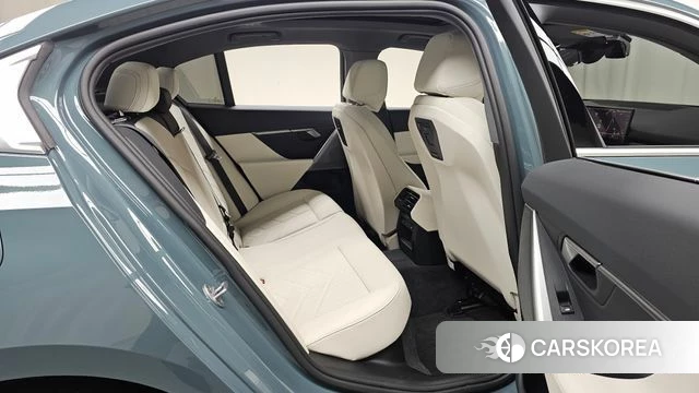 BMW 5 Series (G60) 2025 Цвет галактики из Кореи, фото 3