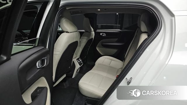 Volvo XC40 2024 Белый из Кореи, фото 3