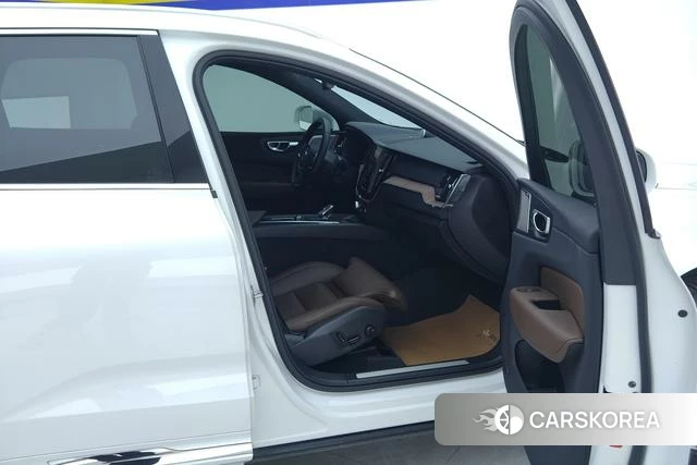 Volvo XC60 PHEV 2024 Белый из Китая, фото 3