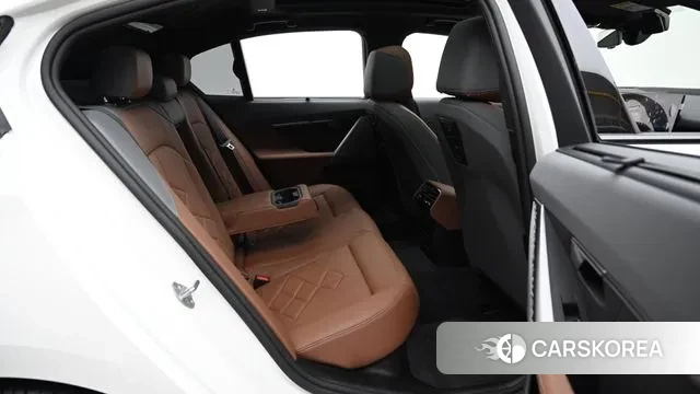 BMW 5 Series (G60) 2024 Белый из Кореи, фото 3