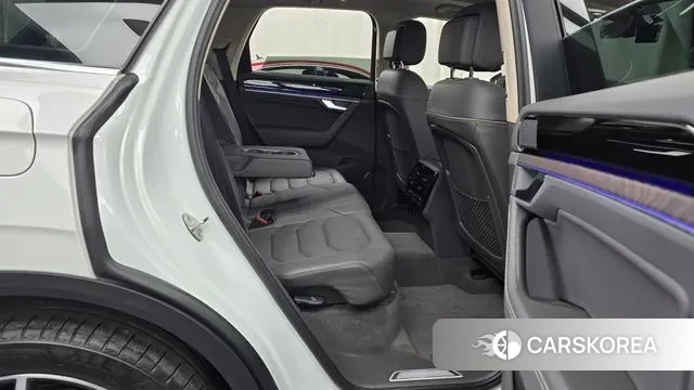 Volkswagen Touareg 3rd generation 2023 Белый из Кореи, фото 3