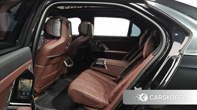 BMW 7 Series (G70) 2024 Черный из Кореи, фото 3