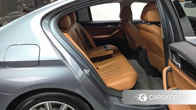 BMW 5 Series (G30) 2018 Светло-серебряный цвет из Кореи, фото 3