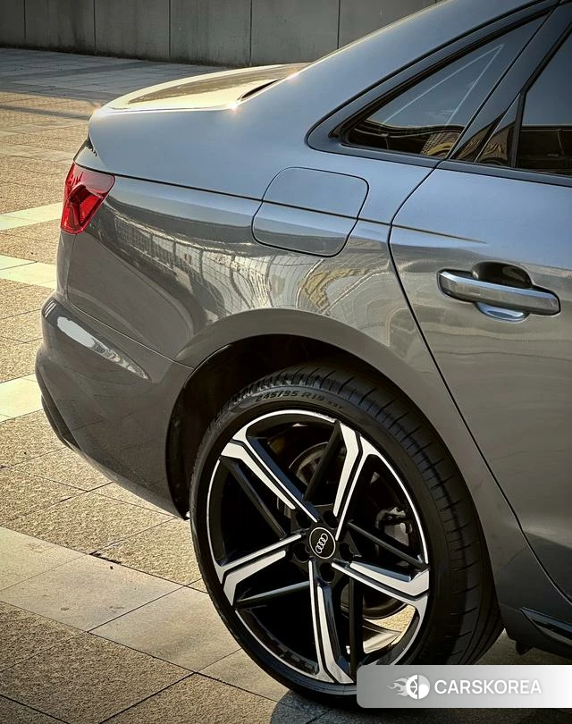 Audi A4L 2024 Темно-серый из Китая, фото 3