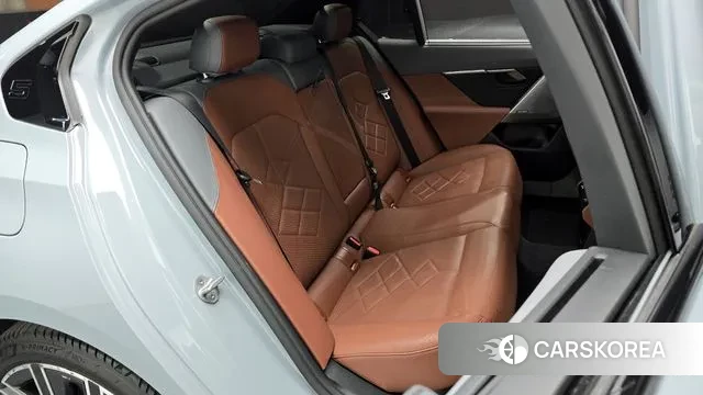 BMW 5 Series (G60) 2025 Светло-серебряный цвет из Кореи, фото 3