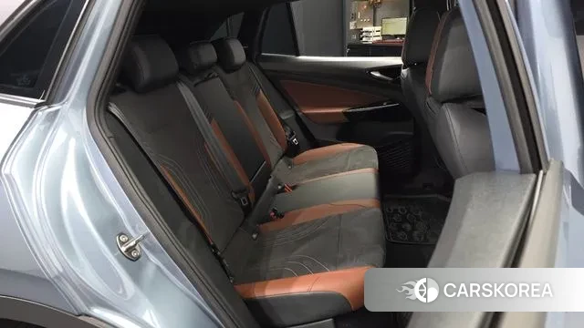 Volkswagen ID.4 2023 Светло-серебряный цвет из Кореи, фото 3