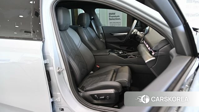 BMW 5 Series (G60) 2025 Серебристо-серый из Кореи, фото 3