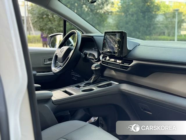 Toyota Saina 2023 Белый из Китая, фото 3