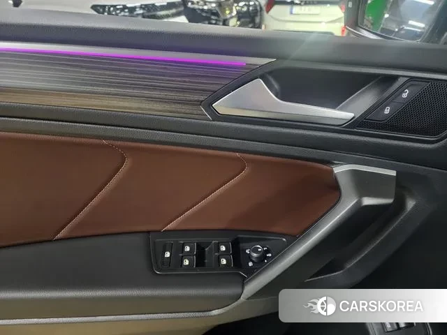 Volkswagen Tiguan Allspace 2024 Белый из Кореи, фото 3