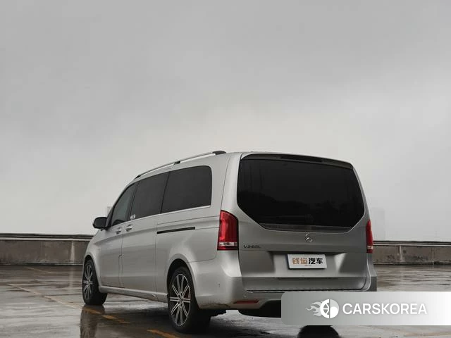 Mercedes-Benz V-class 2023 Серебристо-серый из Китая, фото 3