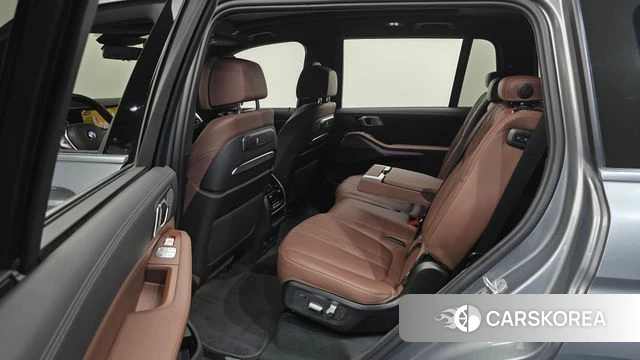 BMW X7 (G07) 2023 Серебристо-серый из Кореи, фото 3