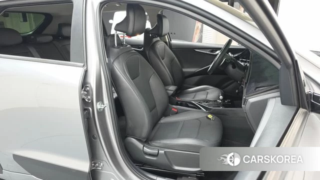 Kia Di Ol Nu Niro 2022 Серебристо-серый из Кореи, фото 3