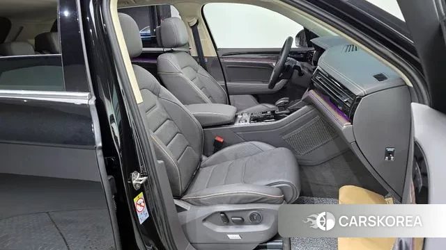 Volkswagen Touareg 3rd generation 2023 Черный из Кореи, фото 3