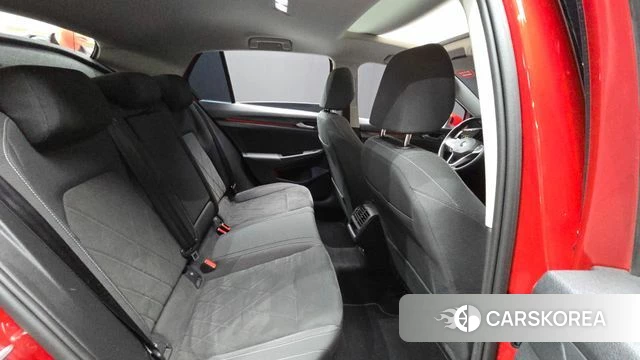 Volkswagen Golf 8th Generation 2023 Красный из Кореи, фото 3