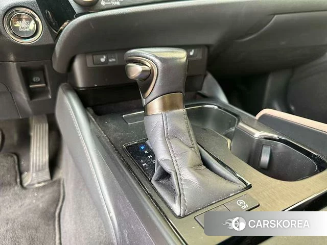 Lexus ES 2024 Серебристо-серый из Китая, фото 3