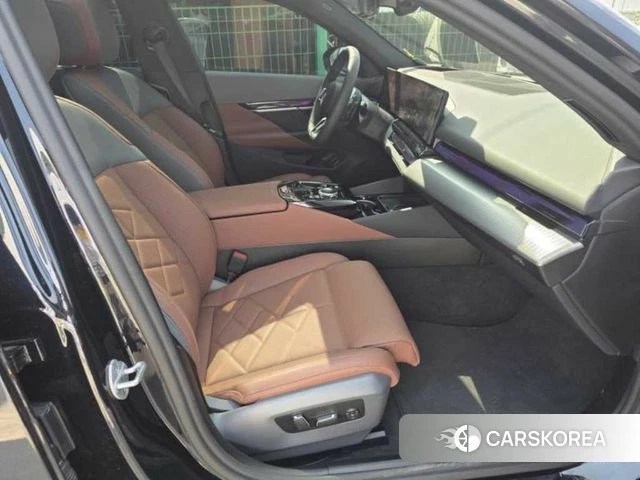 BMW 5 Series (G60) 2025 Черный из Кореи, фото 3