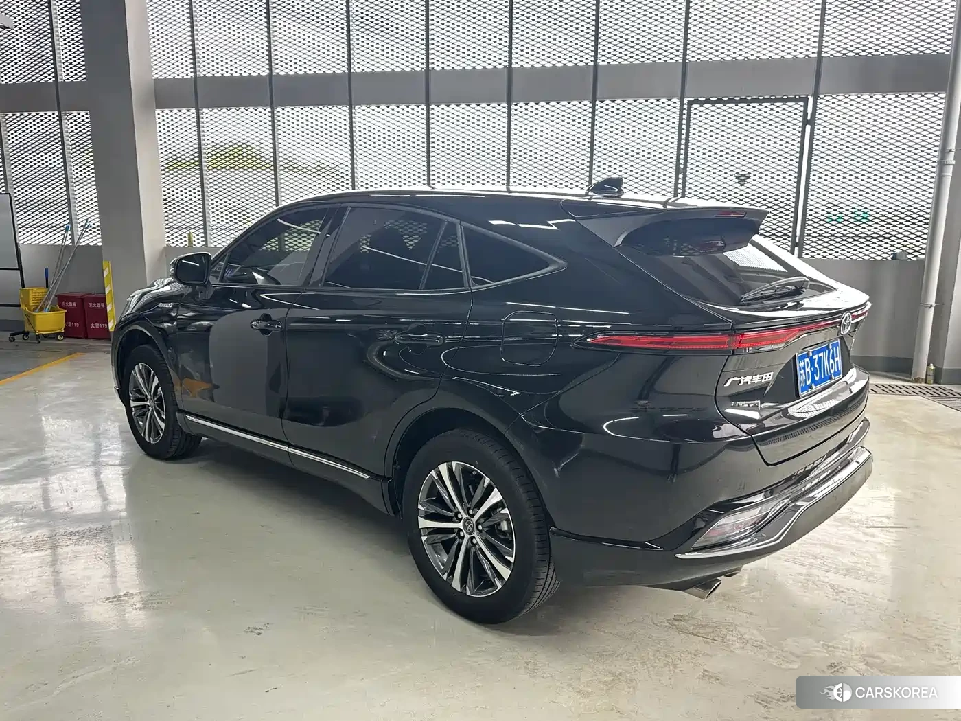 Toyota Venza 2023 Черный из Китая, фото 3