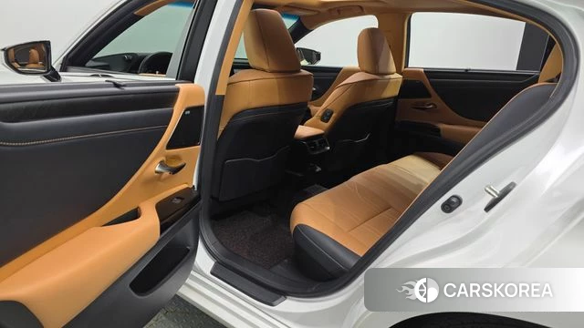Lexus ES300h 7th generation 2022 Белый из Кореи, фото 3