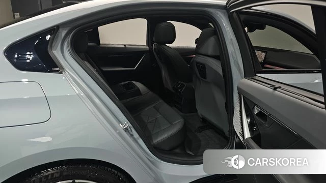 BMW 5 Series (G60) 2026 Небесно-голубой из Кореи, фото 3