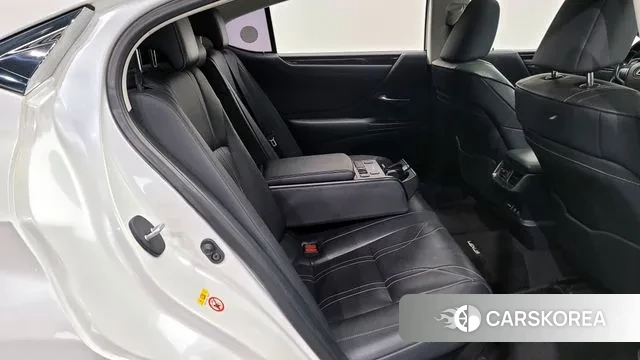 Lexus ES300h 7th generation 2018 Белый из Кореи, фото 3