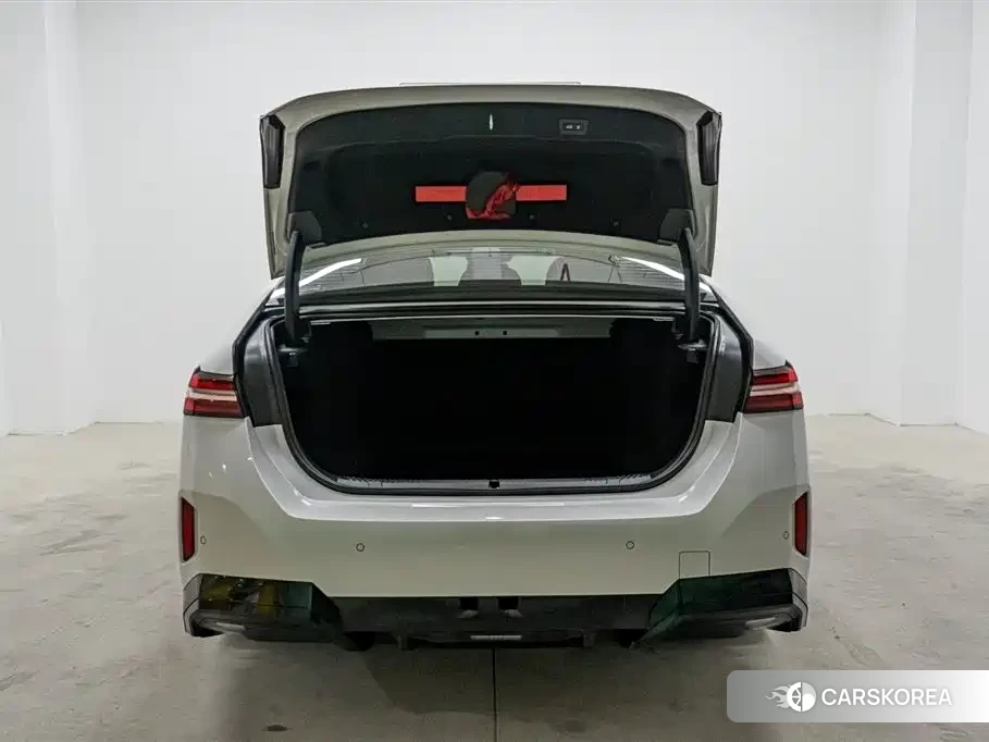 BMW 5 series 2025 Белый из Китая, фото 3