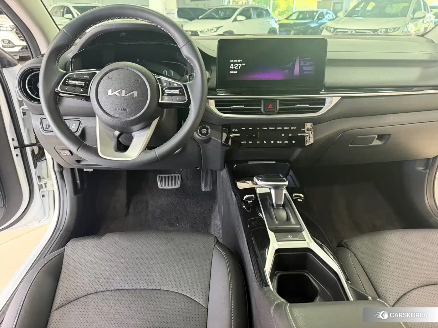 Kia K3 2023 Белый из Китая, фото 3