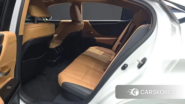 Lexus ES300h 7th generation 2022 Белый из Кореи, фото 3