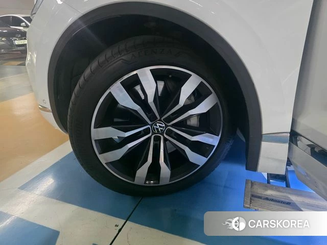 Volkswagen Touareg 3rd generation 2021 Белый из Кореи, фото 3