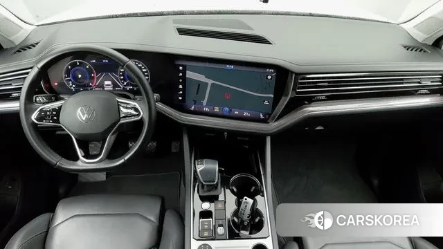 Volkswagen Touareg 3rd generation 2021 Белый из Кореи, фото 3