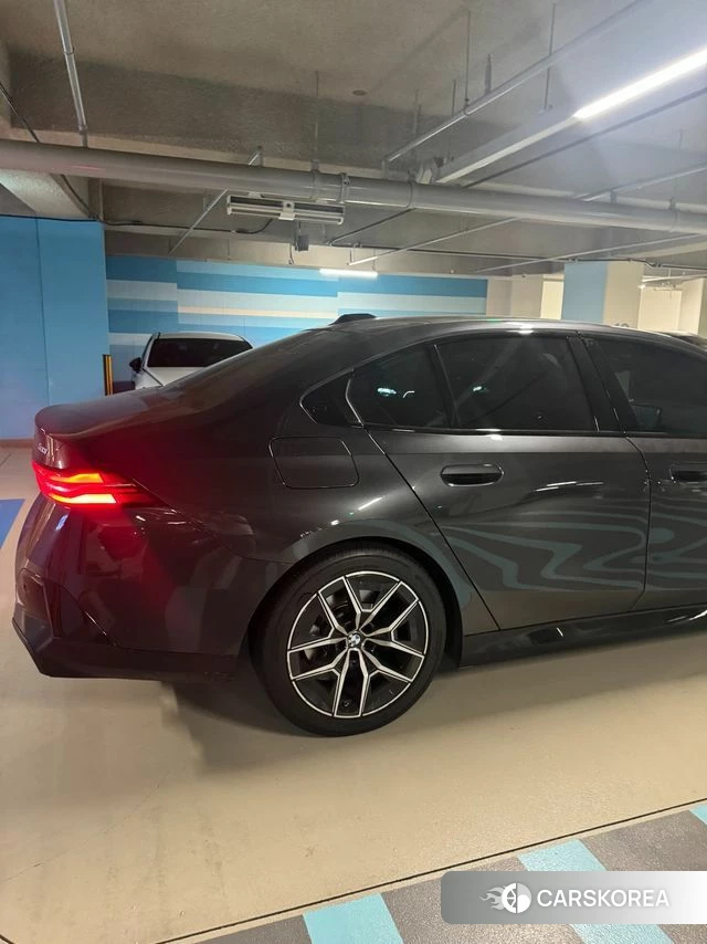 BMW 5 Series (G60) 2024 Черный из Кореи, фото 3