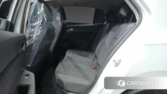 Volkswagen Golf 8th Generation 2024 Белый из Кореи, фото 3