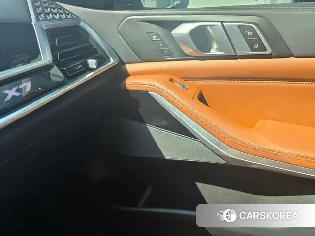 BMW X7 (G07) 2023 Серебристо-серый из Кореи, фото 3