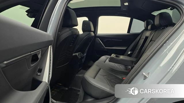 BMW 5 Series (G60) 2025 Цвет галактики из Кореи, фото 3