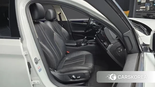 BMW 5 Series (G30) 2018 Белый из Кореи, фото 3