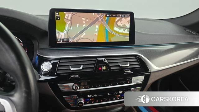 BMW 5 Series (G30) 2023 Серебристо-серый из Кореи, фото 3
