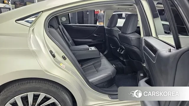 Lexus ES300h 7th generation 2019 Серебристо-серый из Кореи, фото 3