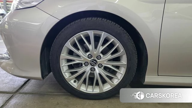 Toyota Camry (XV70) 2018 Светло-серебряный цвет из Кореи, фото 3