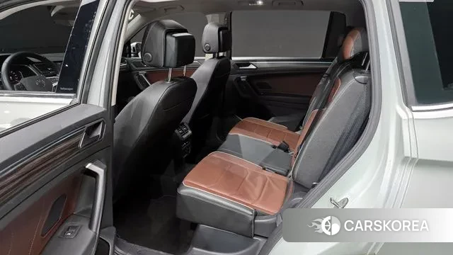 Volkswagen Tiguan Allspace 2023 Белый из Кореи, фото 3