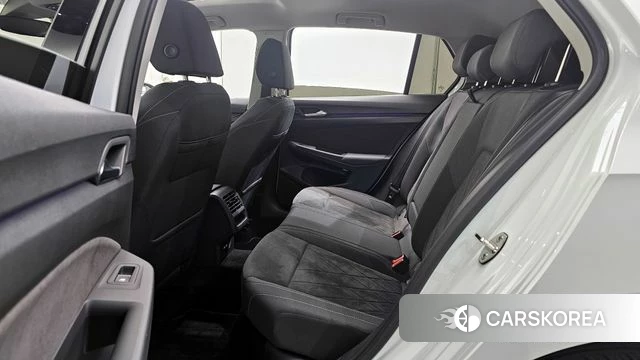 Volkswagen Golf 8th Generation 2023 Белый из Кореи, фото 3