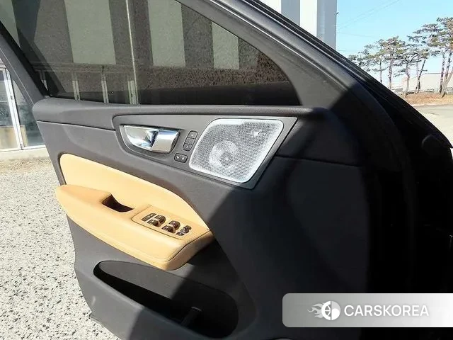 Volvo XC60 second Generation 2021 Черный из Кореи, фото 3