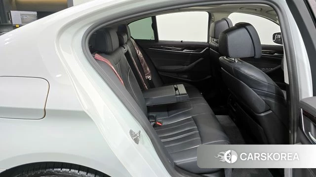 BMW 5 Series (G30) 2023 Белый из Кореи, фото 3